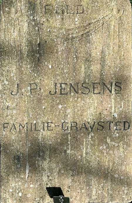 J. P. Jensens Familie-Gravsted.jpg