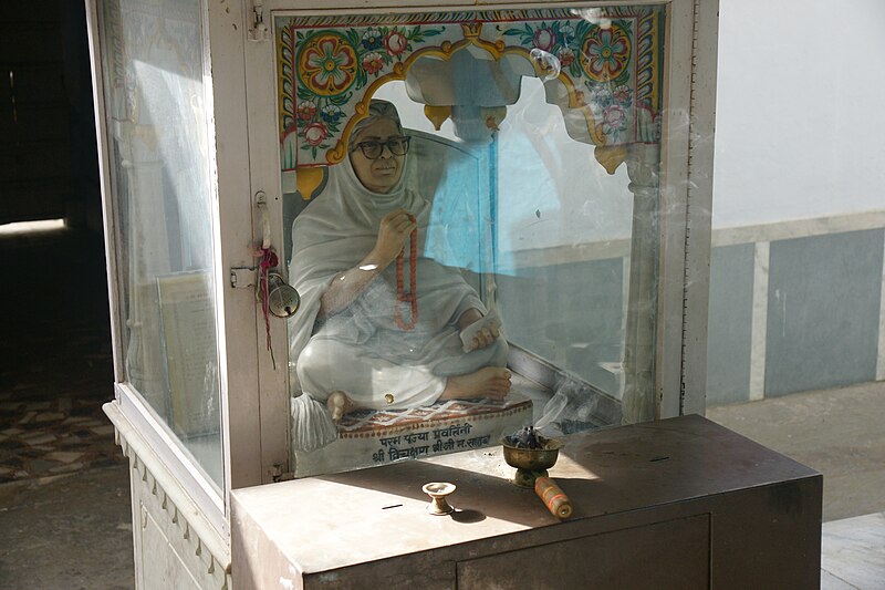 File:Jainism sadhvi with japa mala.jpg