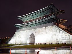 Jangan Gate - Hwaseong Fortress - Nighttime western view - 2008-10-23.JPG