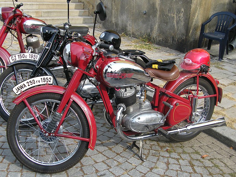 Plik:Jawa 250 (1952) pérák.jpg