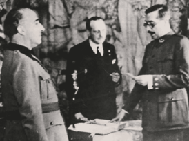 Х. Л. Бейгбедер (справа) принимает присягу в присутствии Ф. Франко