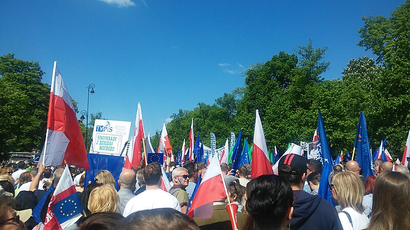 File:KOD demonstration, Warsaw May 7 2016 01.jpg