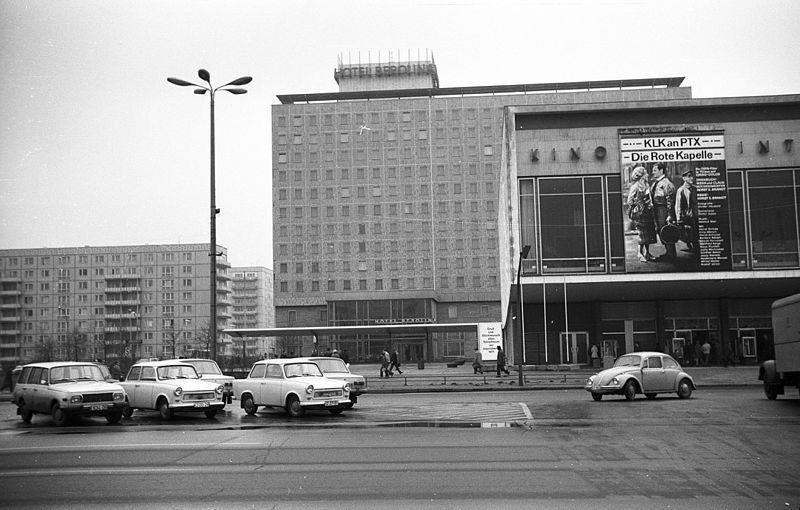 File:Kelet-Berlin, Karl Marx Allee, szemben a Kino International és a Hotel Berolina. Fortepan 61088.jpg