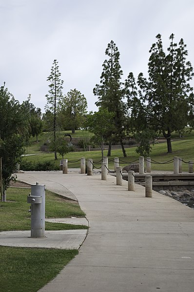 File:Kiwanis Park Lake Walk Path - panoramio.jpg