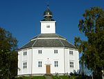 Foto einer weißen Holzkirche