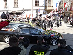 Lech Kaczyński lengyel köztársasági elnök koporsóját szállító Maserati Quattroporte halottaskocsi