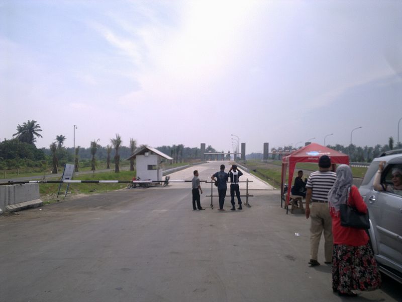 File:Kuala Namu International Airport Gate.jpg