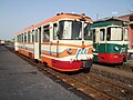 Dos automotores FCE del lote ADe 11-20, concretamente el ADe 15 (el naranja), y el ADe 20 (el verde), construidos a finales de los años 70.