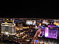 Las Vegas Strip nocą, na pierwszym planie Caesars Palace i Flamingo