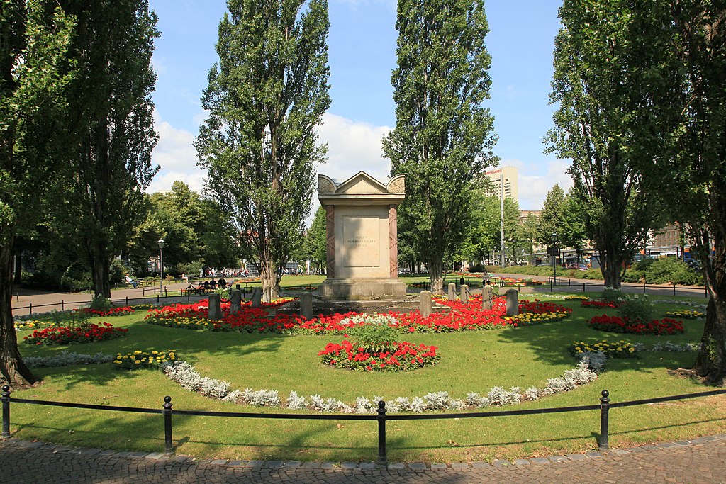 1024px-Leipzig_-_M%C3%BCllerpark_%2B_M%C3%BCller-Denkmal_04_ies.jpg