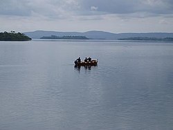 Rybáři na jezeře z výletní lodě k Ashford Castle