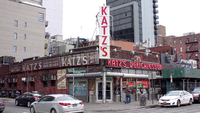 Exterior e interior del restaurante Katz's Delicatessen, donde se rodó la famosa escena.