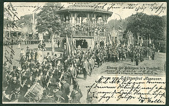 Entry of the Schutzenverein into the "Rundteil" on the old Schutzenplatz [de].
Picture postcard number 602; photo around 1900 Ludwig Hemmer PC 0602 Gruss vom Schutzenfest Hannover. Einzug der Schutzen in's Rundteil. Bildseite.jpg