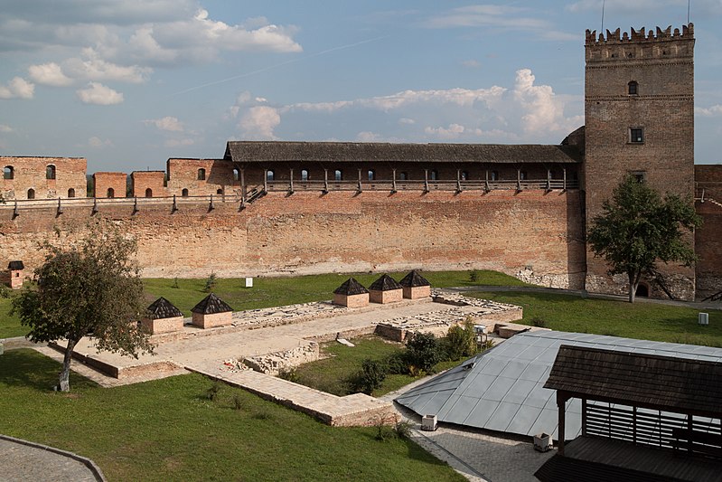 File:Lutsk Castle 20140831 010.jpg