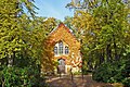 Kapelle, Haus der Friedhofsverwaltung (Nr. 36) mit Einfriedungsmauer zur Straße, Krematorium mit Leichenhalle (Nr. 38), Kriegerdenkmal für die Gefallenen des Ersten Weltkrieges und mehrere Grabmale, darunter das Erbbegräbnis Biesolt und ein Obelisk für 15 Explosionsopfer vom 9. Februar 1875 (Einzeldenkmale zu Sachgesamtheit 09301218)