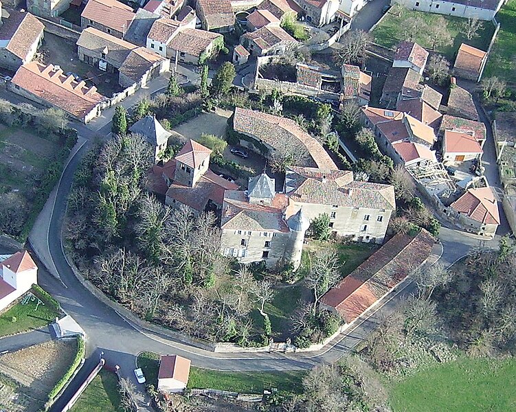 File:MORIAT CHATEAU centré.jpg