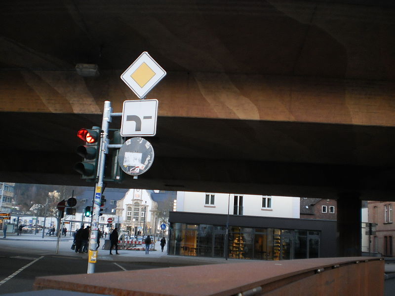 File:Main station Marburg behind big bridge of main road B 3a, taken from Elisabethbrücke 2016-02-16.JPG