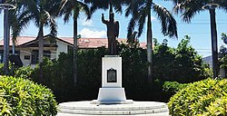 Manuel Roxas statue and historical marker (Roxas City) - 2 (cropped).jpg