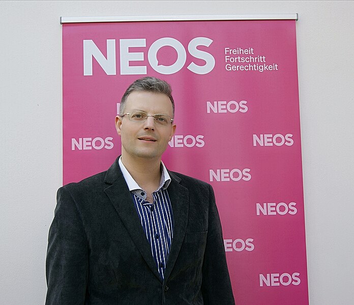 File:Matthias Laurenz Gräff (NEOS, März 2024) 02.jpg