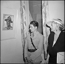 McIntyre with Lady Wavell, the wife of General Archibald Wavell, at an exhibition of his work in Cairo, 1941