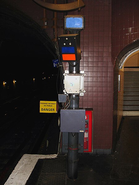 File:Metro Paris - Ligne 11 - station Arts et Metiers - Mat boitier DSO-AA HS-SS et SSO.jpg