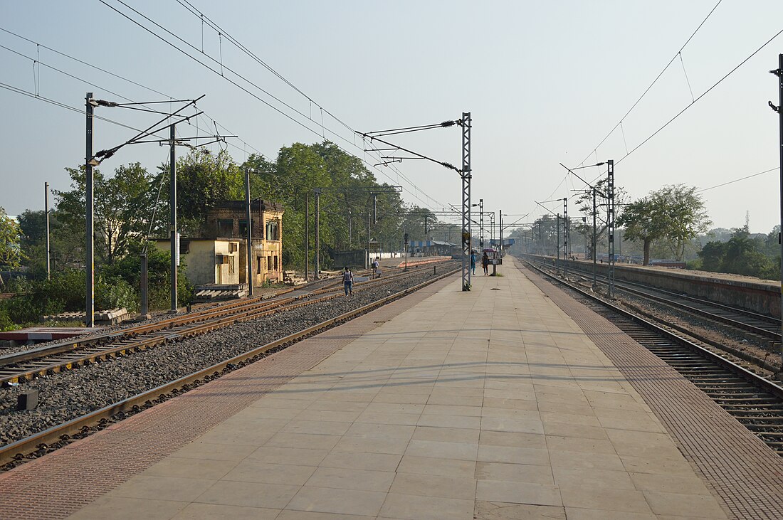 File:Midnapore Railway Station Platform - West Midnapore - 2015-02-25 6462.JPG