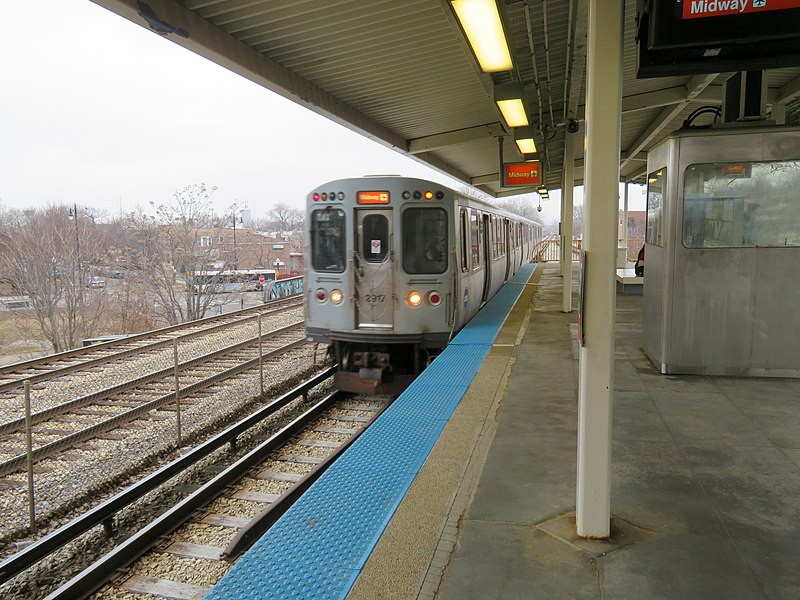 File:Midway-bound train at 35th Archer station, December 2018.JPG