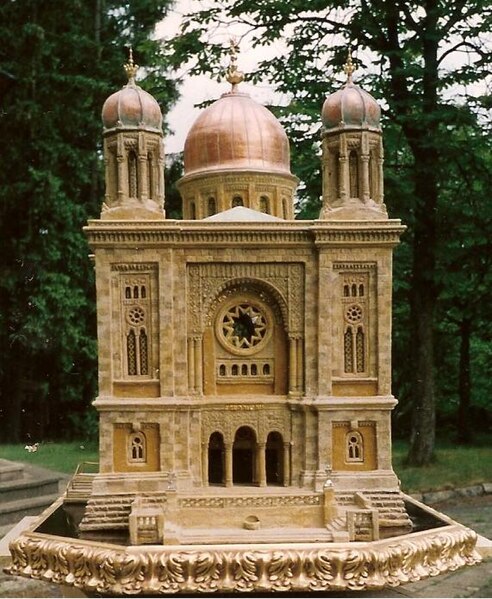 File:Modell der 1938 zerstörten Hauptsynagoge Nürnberg.jpg