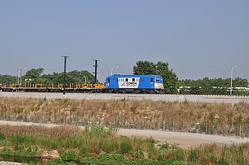 Español: La locomotora diésel-eléctrica L13 de COMSA Rail Transport con un carrilero en la construcción de la nueva LAV mixta Barcelona - Figueres, a su paso por Mollet del Vallès. Català: La Locomotora dièsel L13 de COMSA Rail Transport traballa a la construcció de la LAV mixte Barcelona - Figueres a Mollet del Vallès.