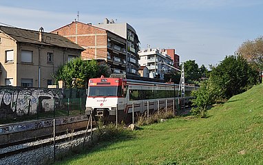 Español: Un automotor eléctrico de la serie 447 de Renfe Operadora en la línea de Puigcerdà en Mollet del Vallès. Català: Una unitat 447 de Renfe Operadora a la línia de Puigcerdà a Mollet del Vallès.