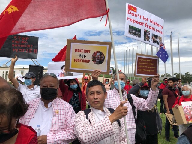 ဝှာင်:Mon people protester in Australia.jpg