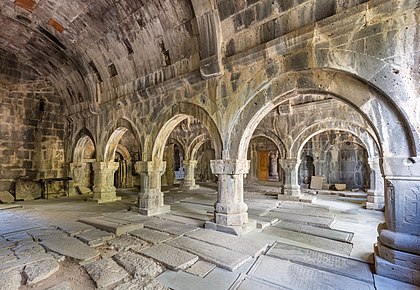 Arcos no interior da igreja de Santa Mãe de Deus, parte do complexo do mosteiro de Sanahin, província de Lorri, Armênia. (definição 8 001 × 5 523)