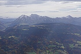 Vista dell'altopiano di Beauregard (al centro) e punta Merdassier, Étale e Mont Charvin (sullo sfondo da sinistra a destra) dal Mont Lachat a nord-ovest.