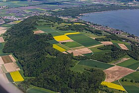 Vue aérienne du mont Vully depuis l'ouest.