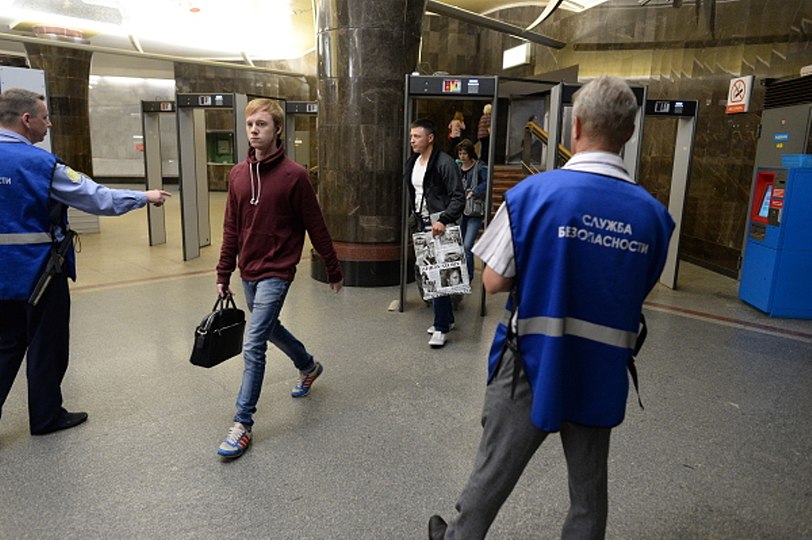 Служба безопасности метрополитена. Служба безопасности Московского метрополитена. Сотрудник безопасности метрополитена. Сотрудник службы безопасности метрополитена. Досмотр багажа в метро.