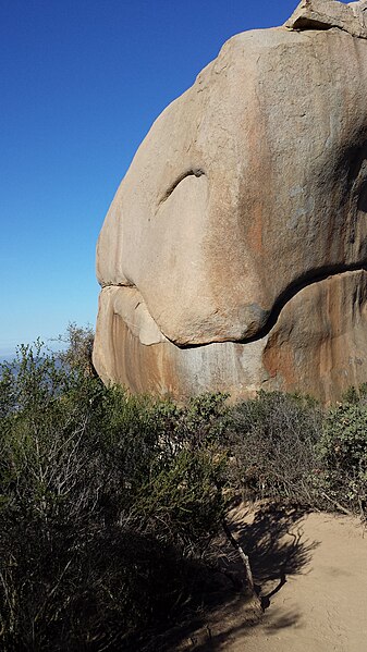 File:Mount Woodson Trail and Lake Poway 106.jpg