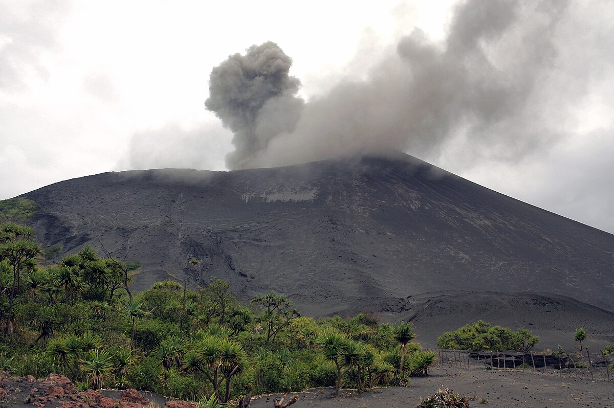 Evacuan una paradisíaca isla por la erupción de un volcán