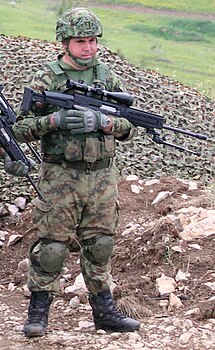 Военнослужащий Вооружённых сил Сербии с винтовкой Zastava SRX20