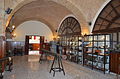 Museo de Artillería de Cartagena-Sala de Ingenieros-Radares y vitrinas.JPG