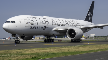 United Airlines Boeing 777-200ER in Star Alliance livery.