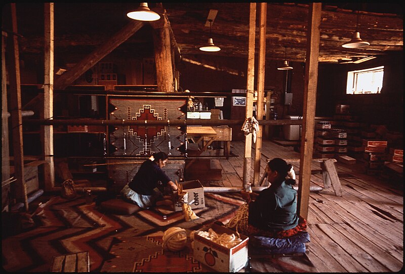 File:NAVAJO WEAVERS AT HUBBEL TRADING POST, THE FIRST SUCH POST ON THE NAVAJO RESERVATION - NARA - 544431.jpg