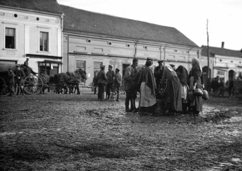 File:Nagy tér (ekkor piactér, ma a Gradski Park része). Fortepan 59225.jpg