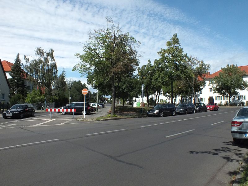 File:Namenloser Platz Kaulsdorfer - Alte Kaulsdorfer - Gehsener Köpn 2014-08-18 ama fec (62).JPG