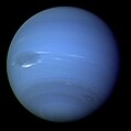 Azurová modrá koule pruhovaná několika bílými mračny, temná ve vysokých zeměpisných šířkách a představující Velkou temnou skvrnu.