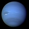 Neptuno, la gran mancha oscura se observa en el hemisferio sur.