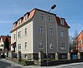 Wohnhaus mit Einfriedung in Ecklage