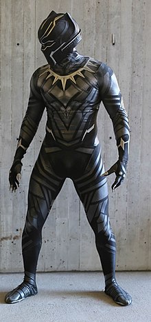 Cosplay de la Panthère noire, tel qu'il apparaît dans l'univers cinématographique Marvel.