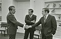 Presidentti Nixon kättelee Cheneytä. Taustalla Donald Rumsfeld. (1970)