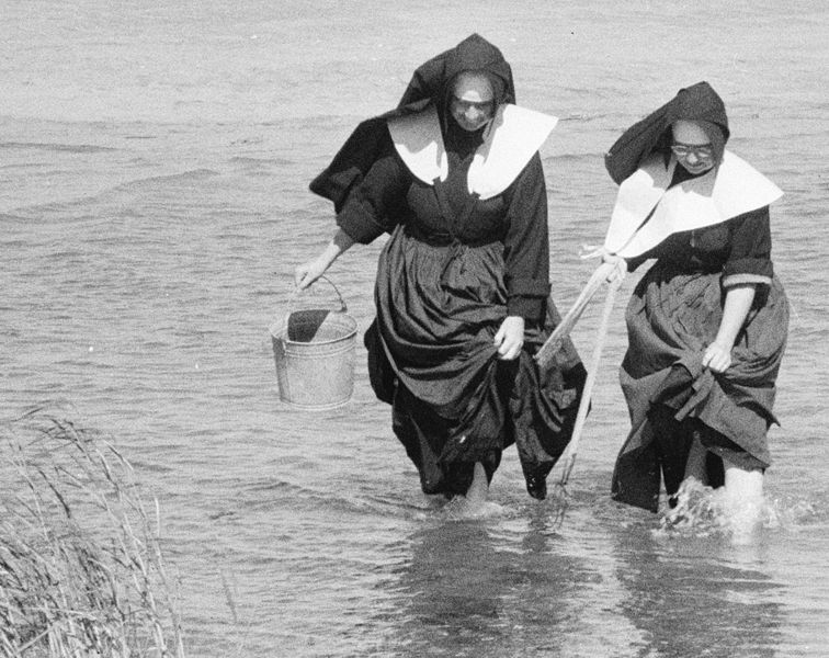 File:Nuns clamming - Toni Frissell LC-F9-04-5709-012-17.jpg