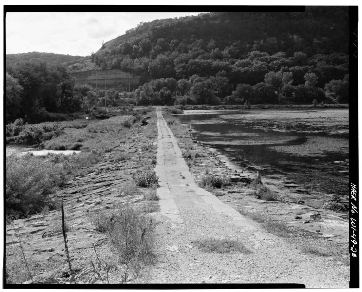 File:OVERALL VIEW OF SUBMERSIBLE DAM, LOOKING WEST - Upper Mississippi River 9-Foot Channel, Lock and Dam No. 8, On Mississippi River near Houston County, MN, Genoa, Vernon County, HAER WIS,62-GEN.V,1-28.tif